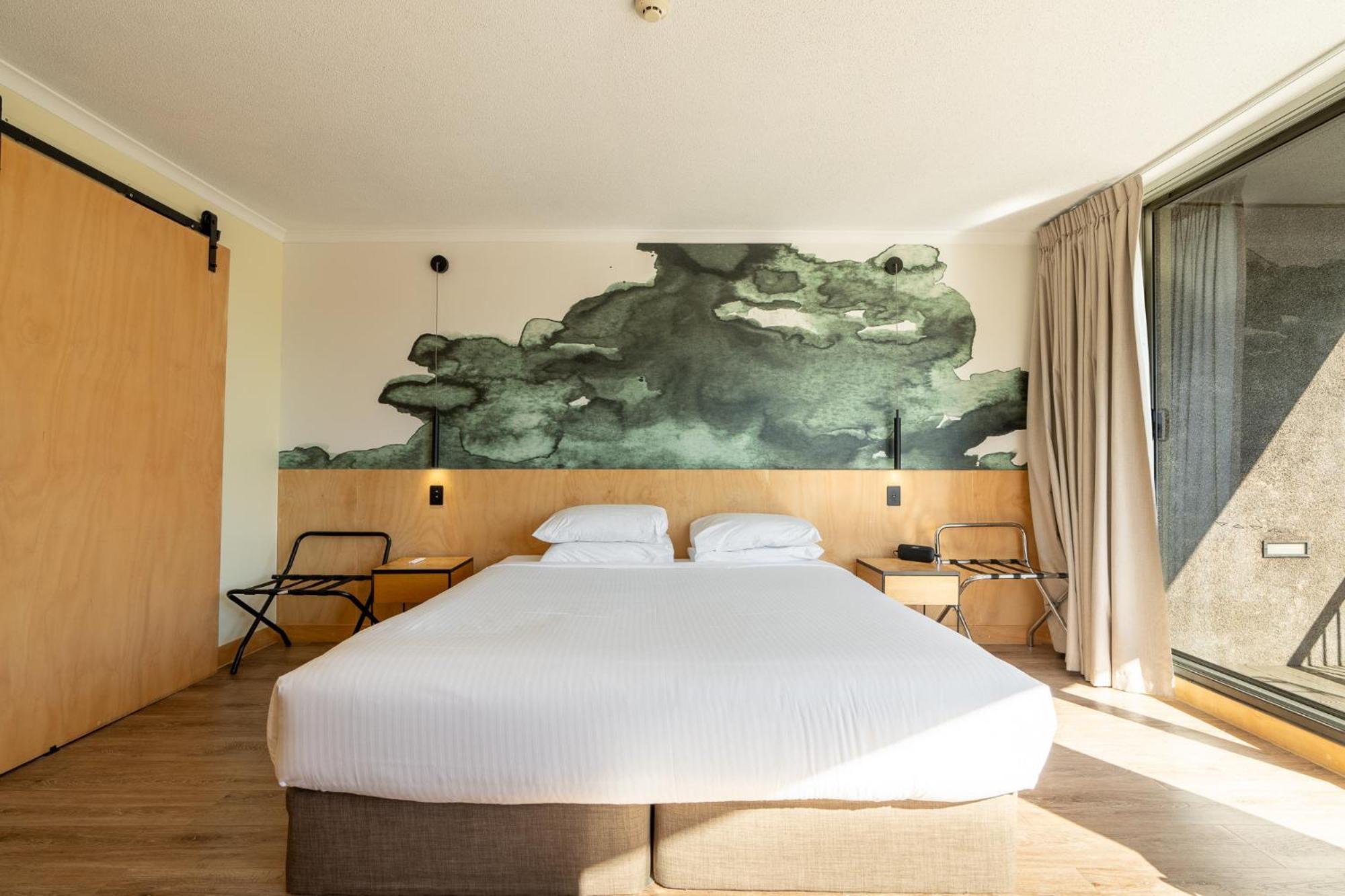 Quirky Cbd With Pool Sauna And Balcony Brisbane