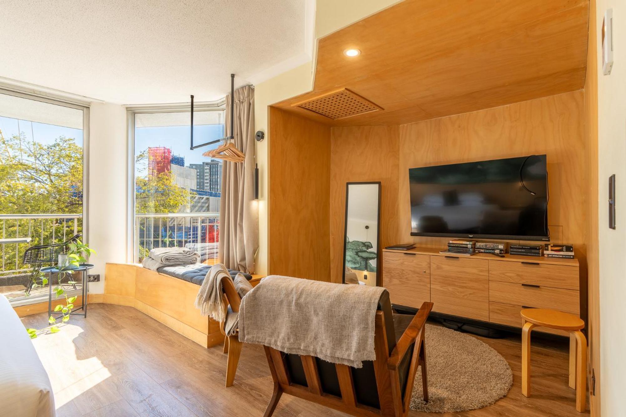 Quirky Cbd With Pool Sauna And Balcony