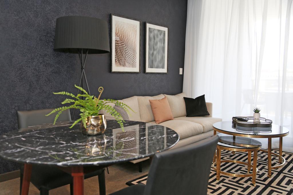 Alex Perry & Hotel 4*