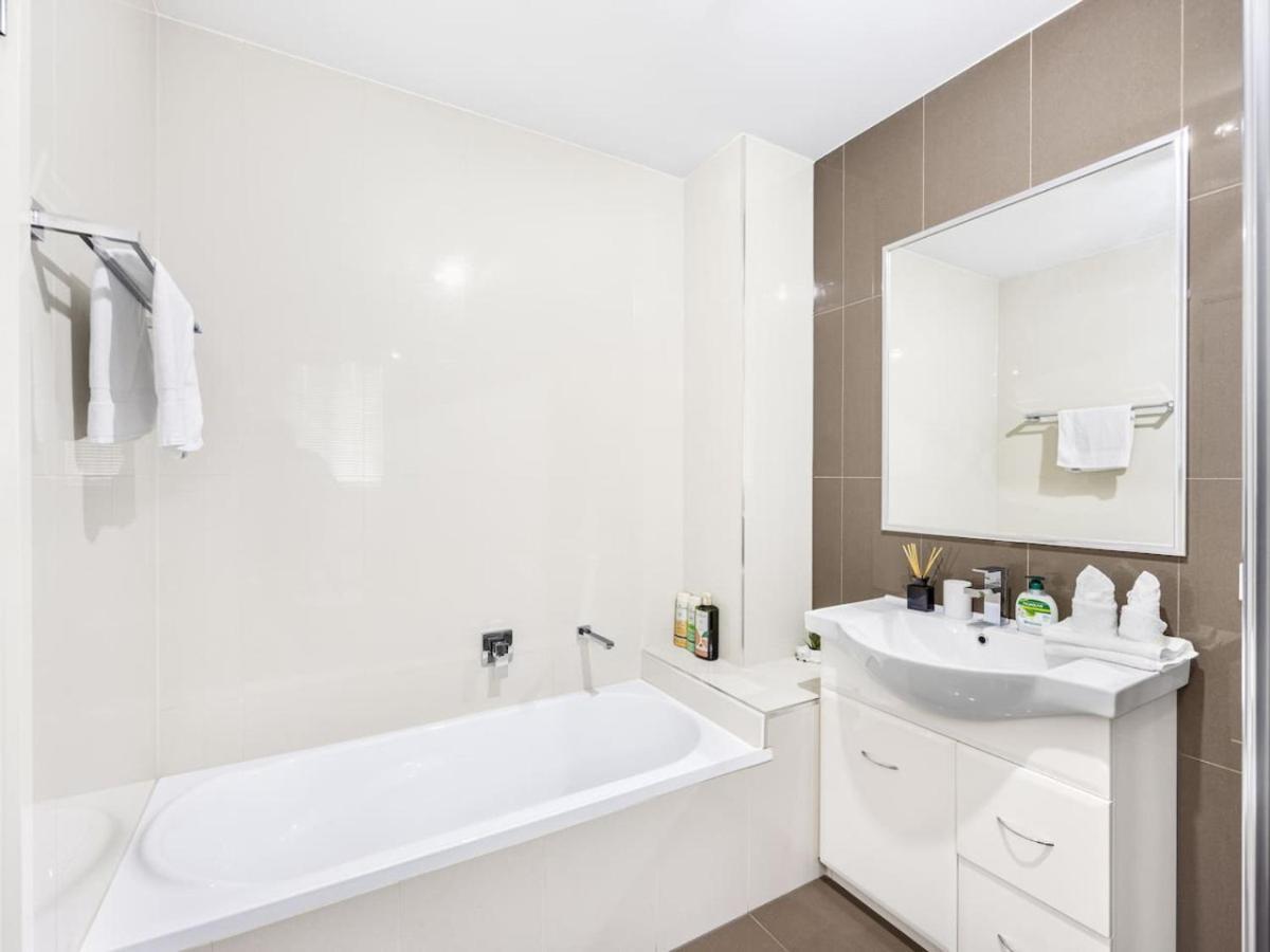 3bd Townhouse Close To Shops, Transport With Carpark * Brisbane