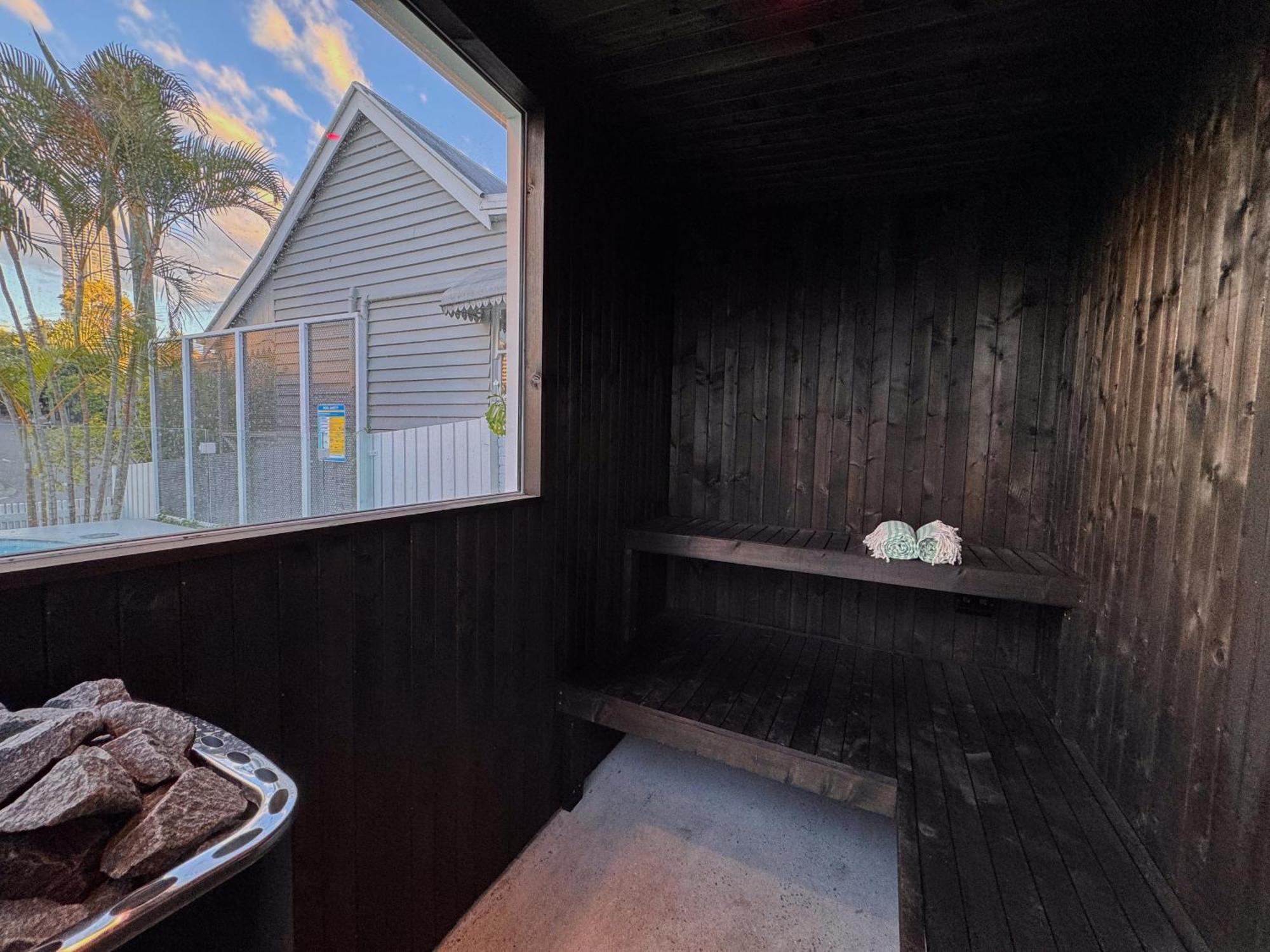 Springhill Retreat - Inner-city, Pool + Sauna Villa *