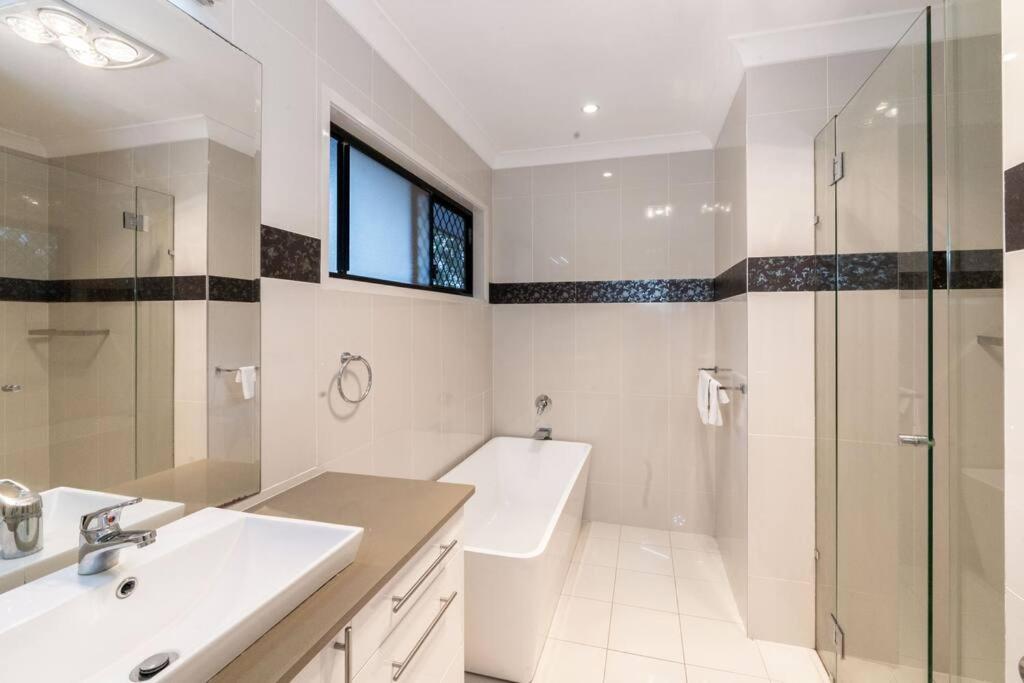 Spacious 5br 3ba W Parking And Yard In Sunnybank M11