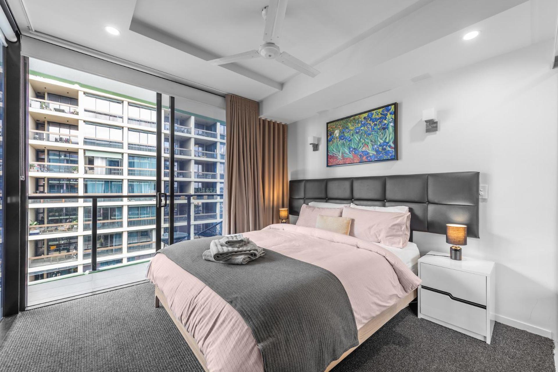 Apartment South Bank Living! ~ 1bed, 1bath, 1car, Balcony *