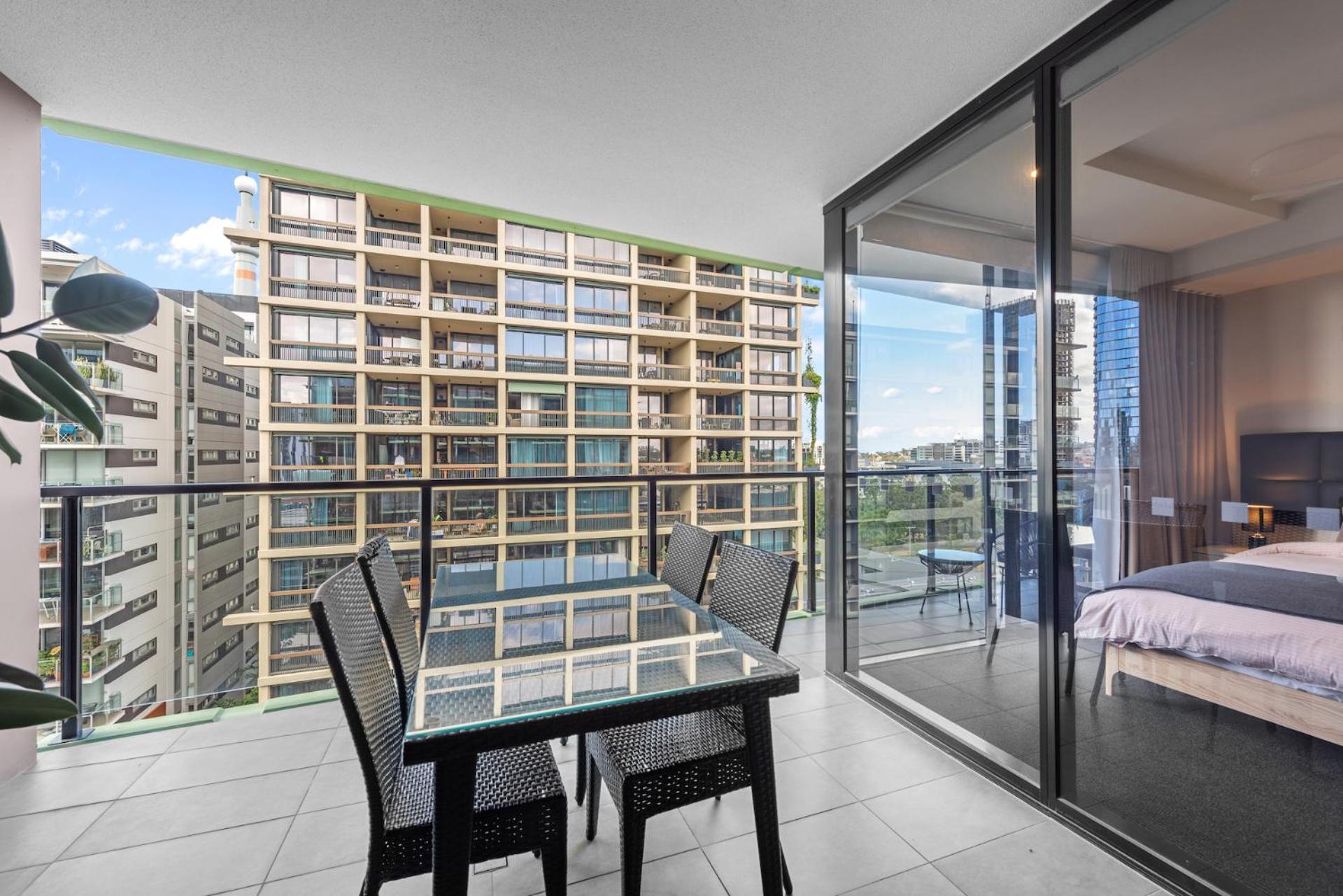 South Bank Living! ~ 1bed, 1bath, 1car, Balcony Apartment *