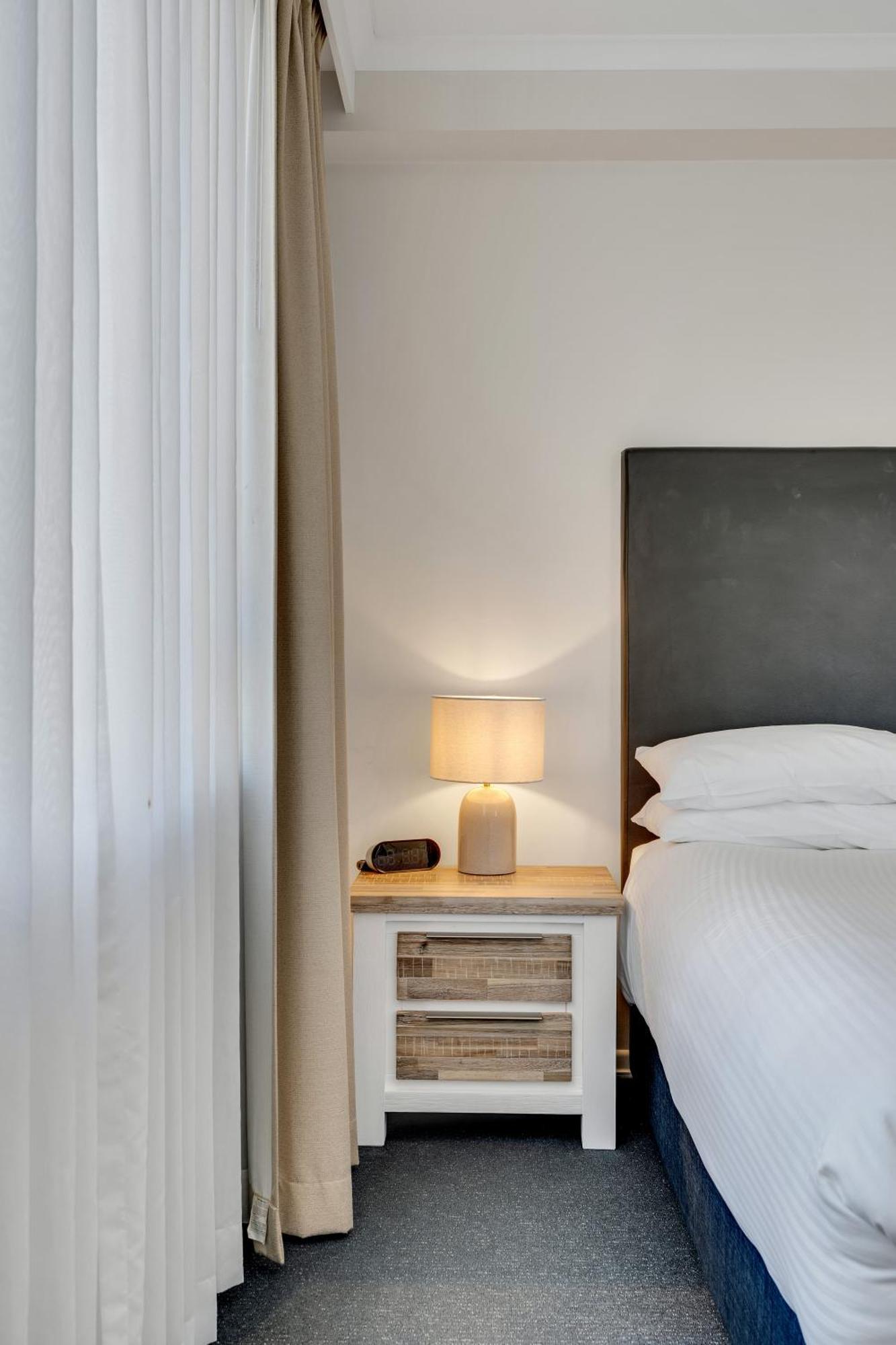 Cbd 1-bed With Pool, Gym & City Views *