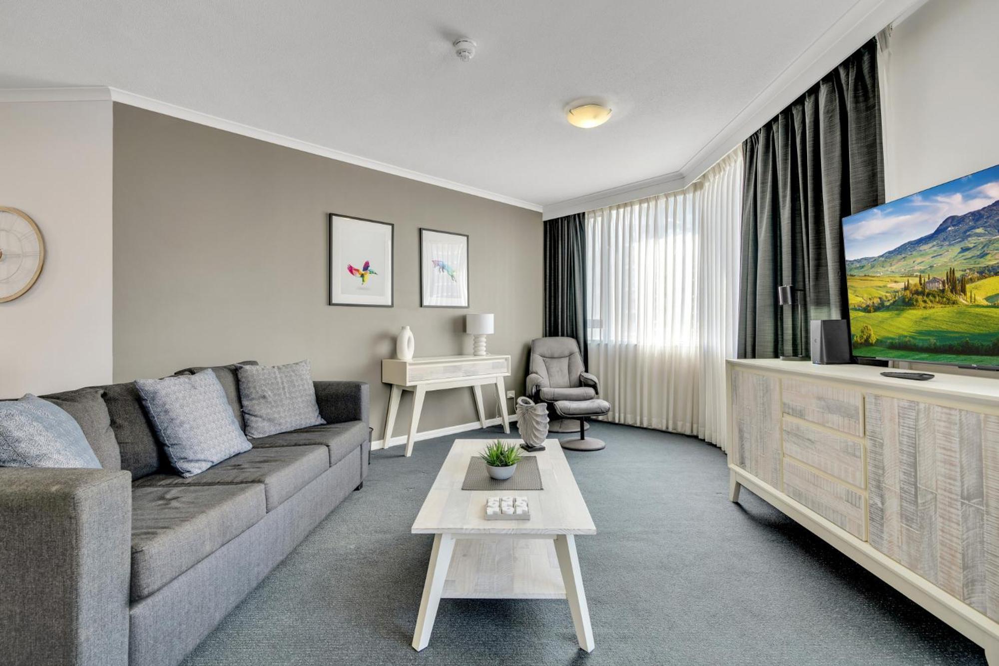 Cbd 1-bed With Pool, Gym & City Views *