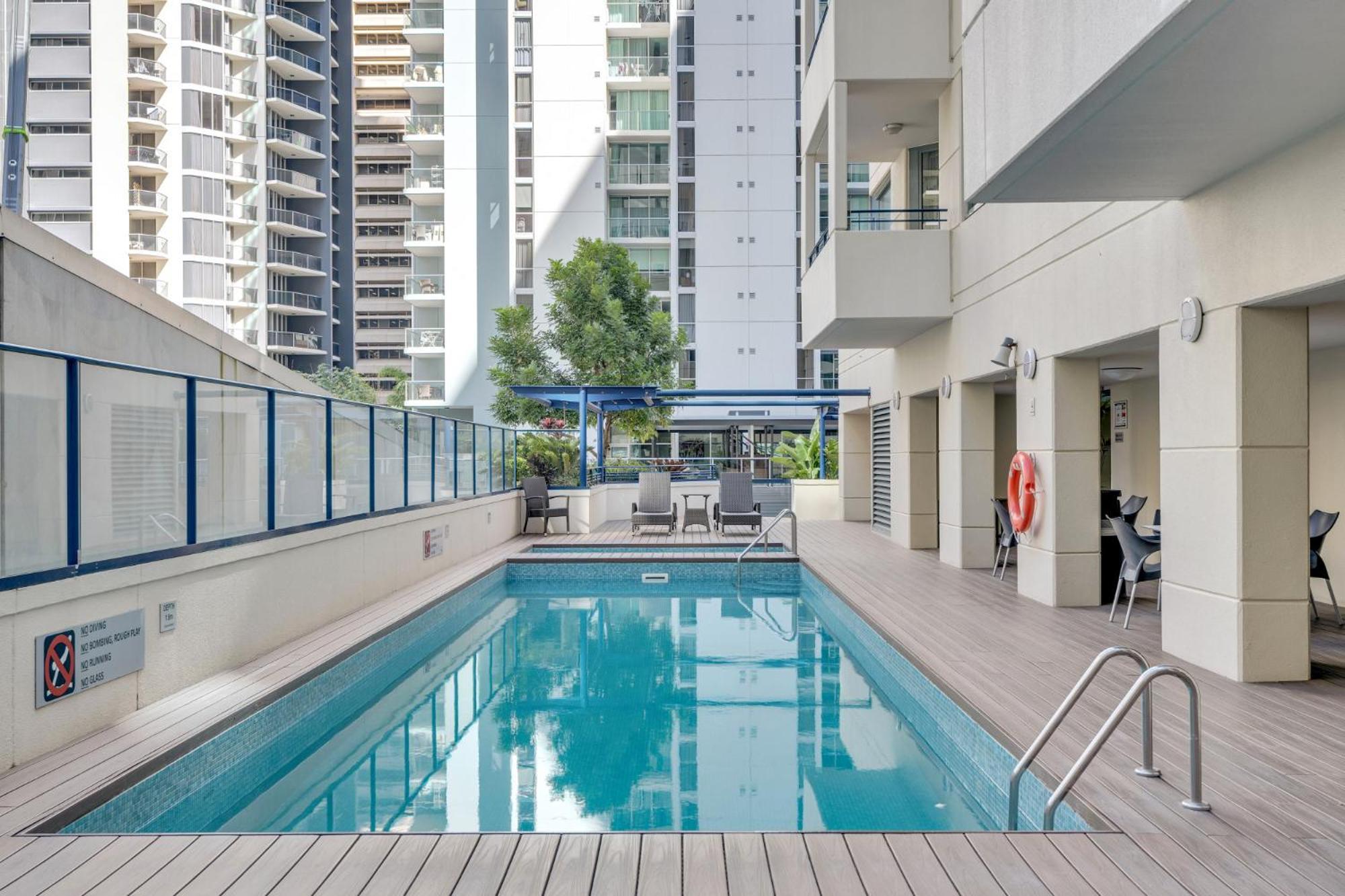 Cbd 1-bed With Pool, Gym & City Views *