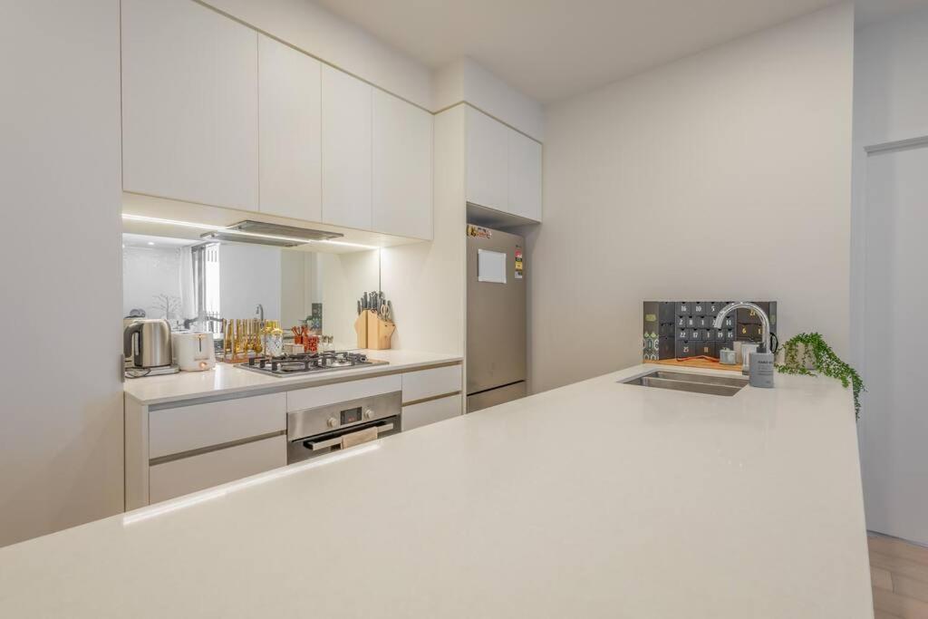 Apartment West End Boutique - Private With Pool & Shops Downstairs *