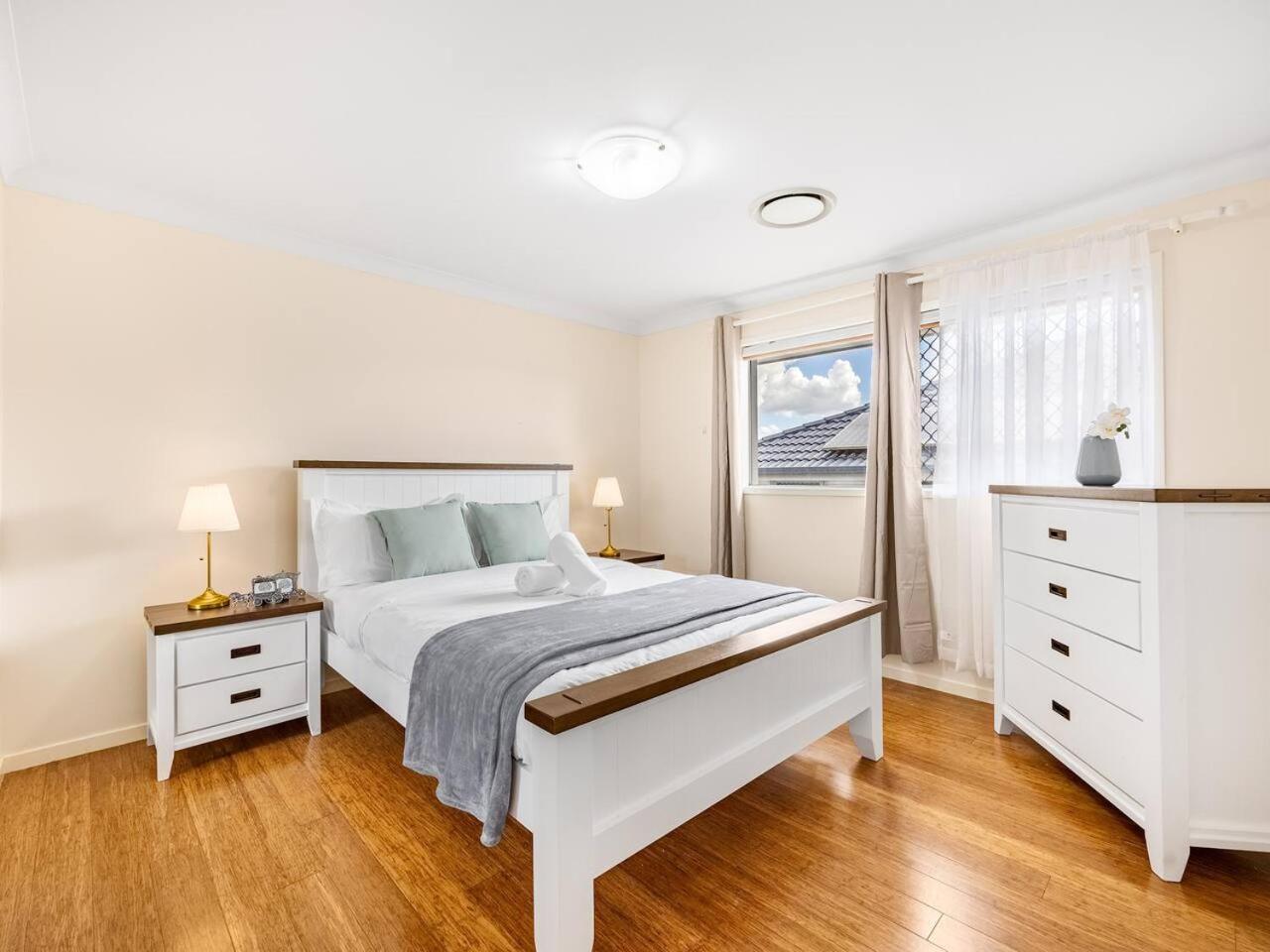 Spacious Located Family House At Sunnybank Holiday home