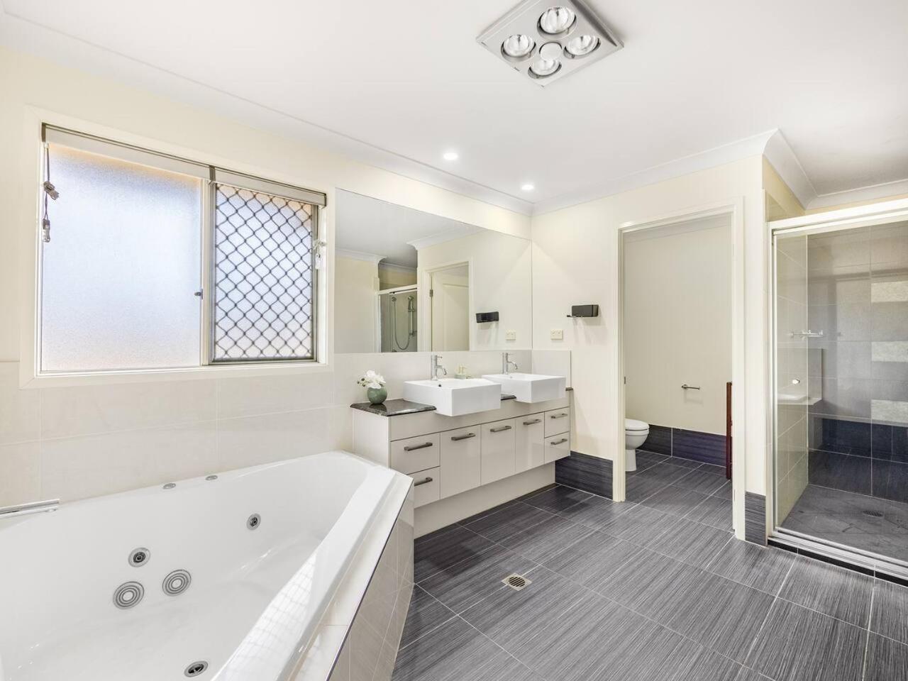 Spacious Located Family House At Sunnybank * Brisbane