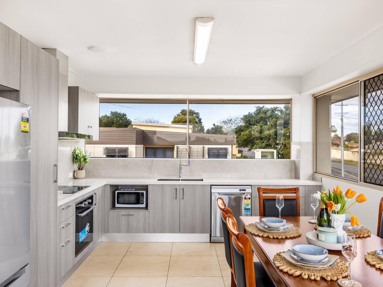 Spacious Located Family House At Sunnybank