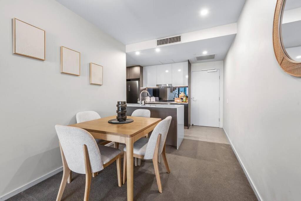Modern Style 1bed 1bath Balcony Pool Cbd Apartment *