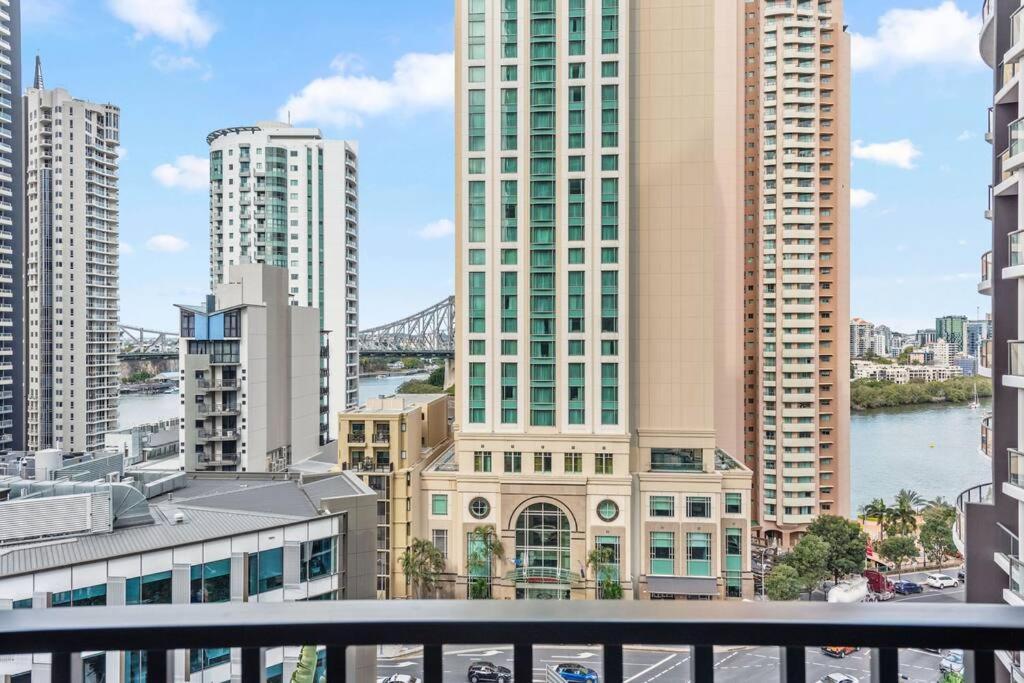 Modern Style 1bed 1bath Balcony Pool Cbd Apartment *