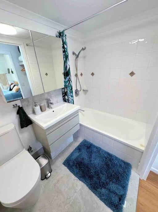 Spacious With Pool & Parking