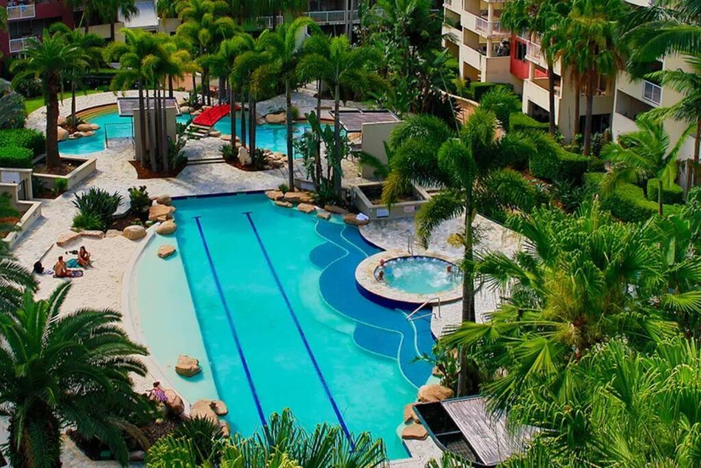 Spacious With Pool & Parking Apartment