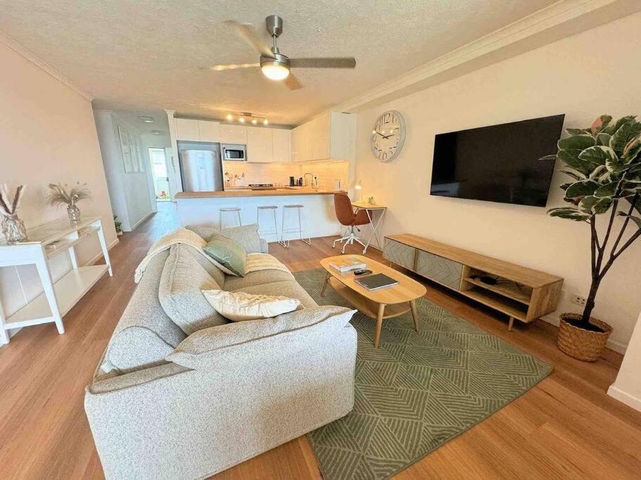 Apartment Spacious With Pool & Parking