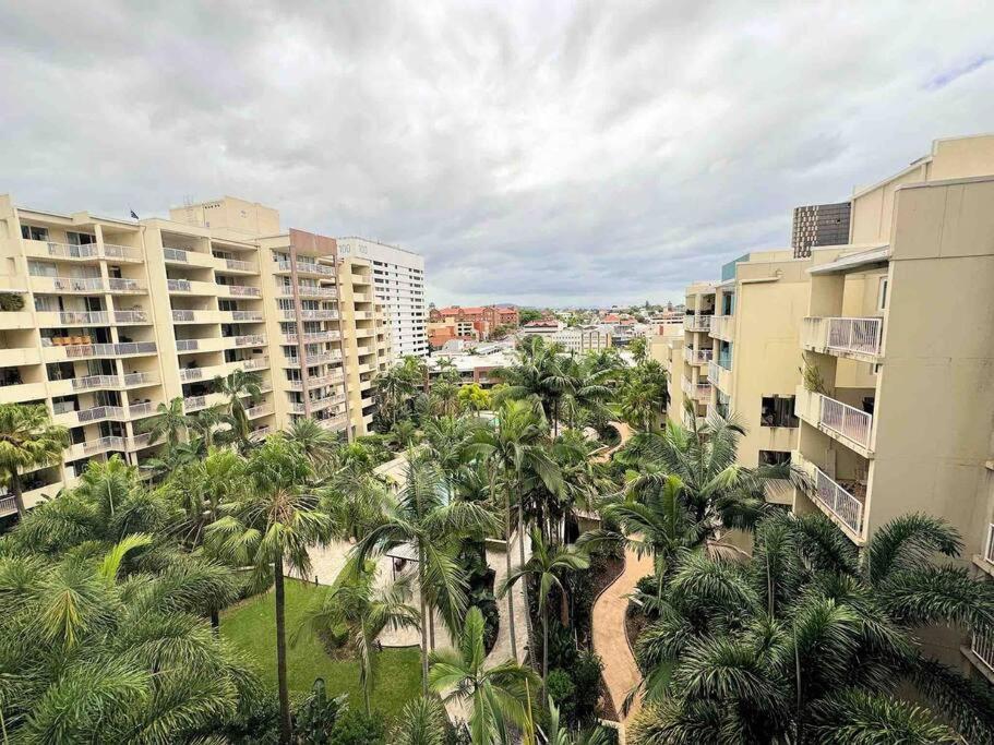 Apartment Spacious With Pool & Parking *