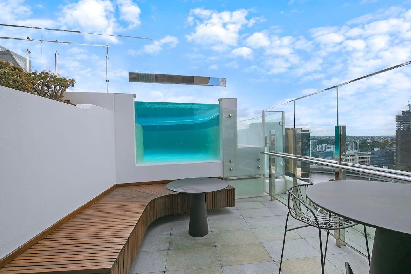 Above King With Rooftop Pool Deck Apartment