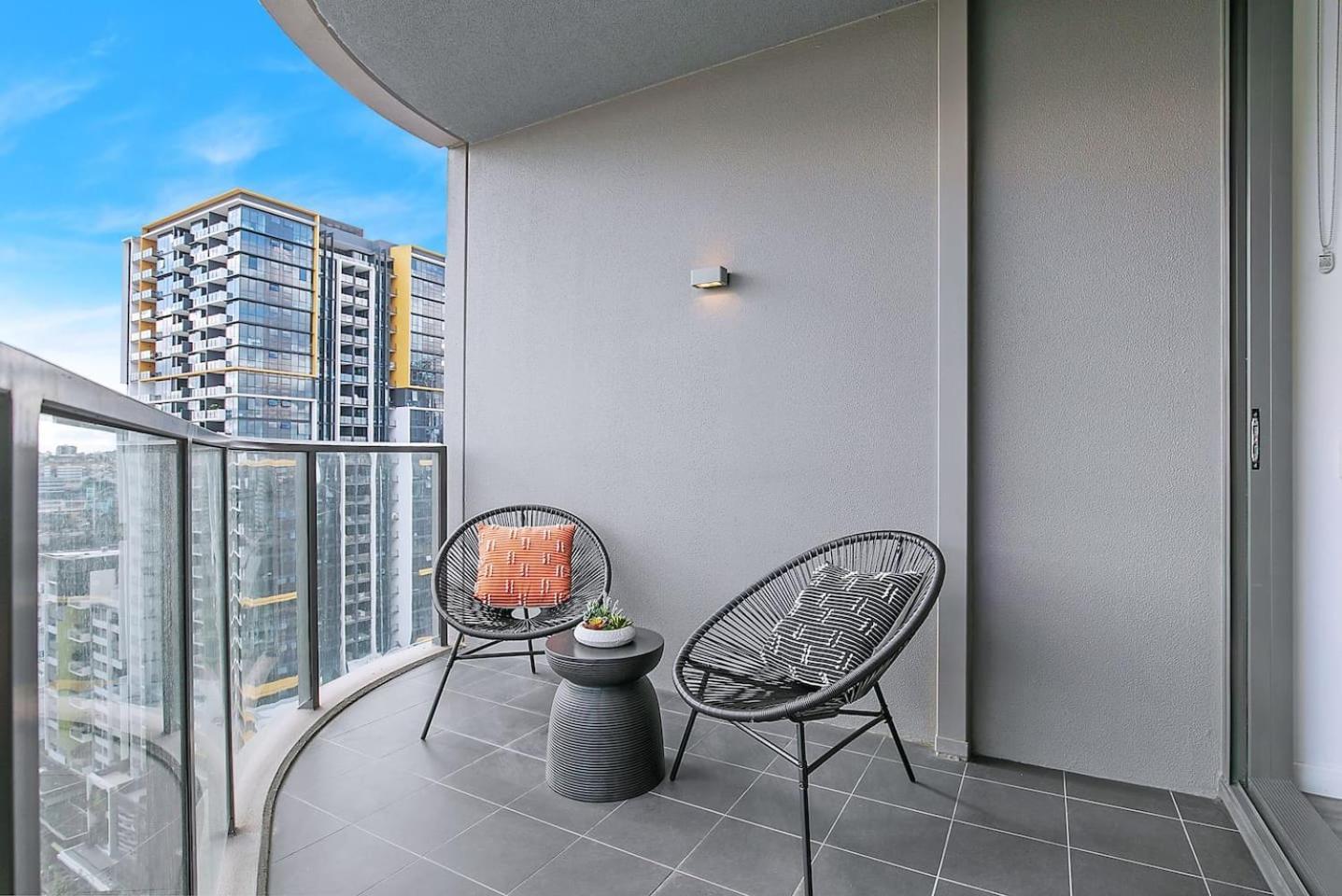 Above King With Rooftop Pool Deck Brisbane
