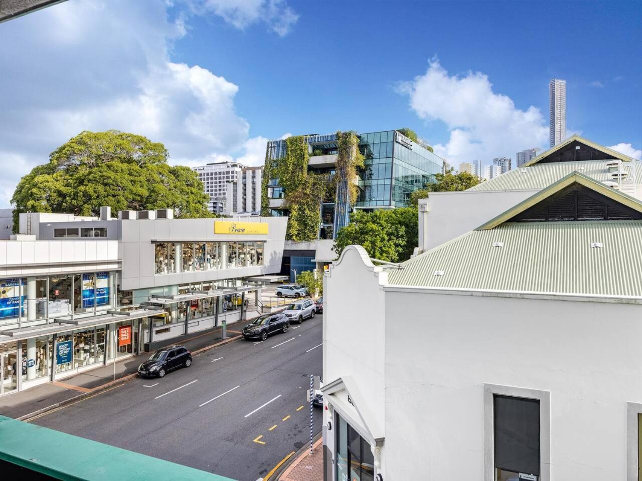 Steps To High End Cafes And Shops Deck N Pool *