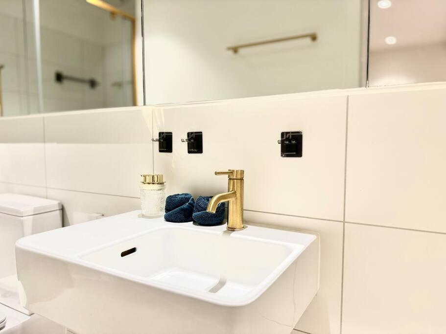 Chic Living 2br At Milton Apartment *