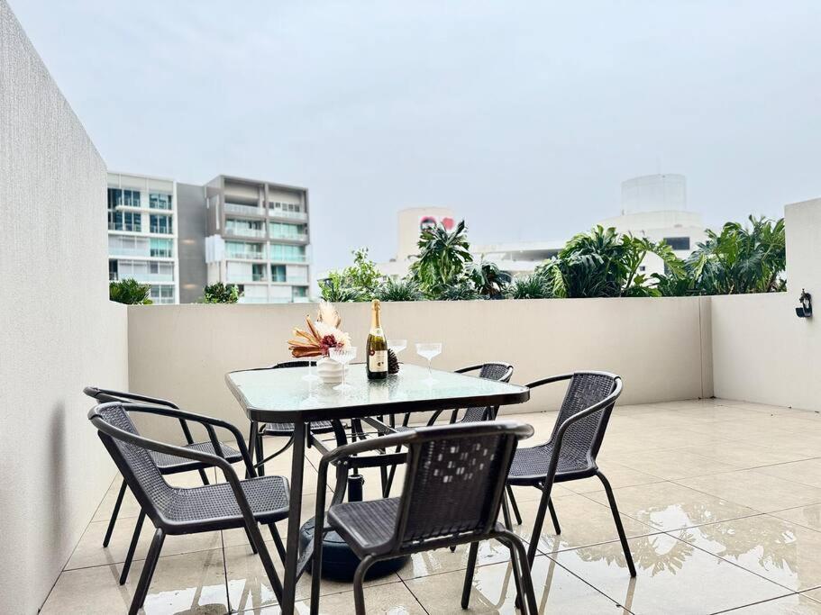 Chic Living 2br At Milton