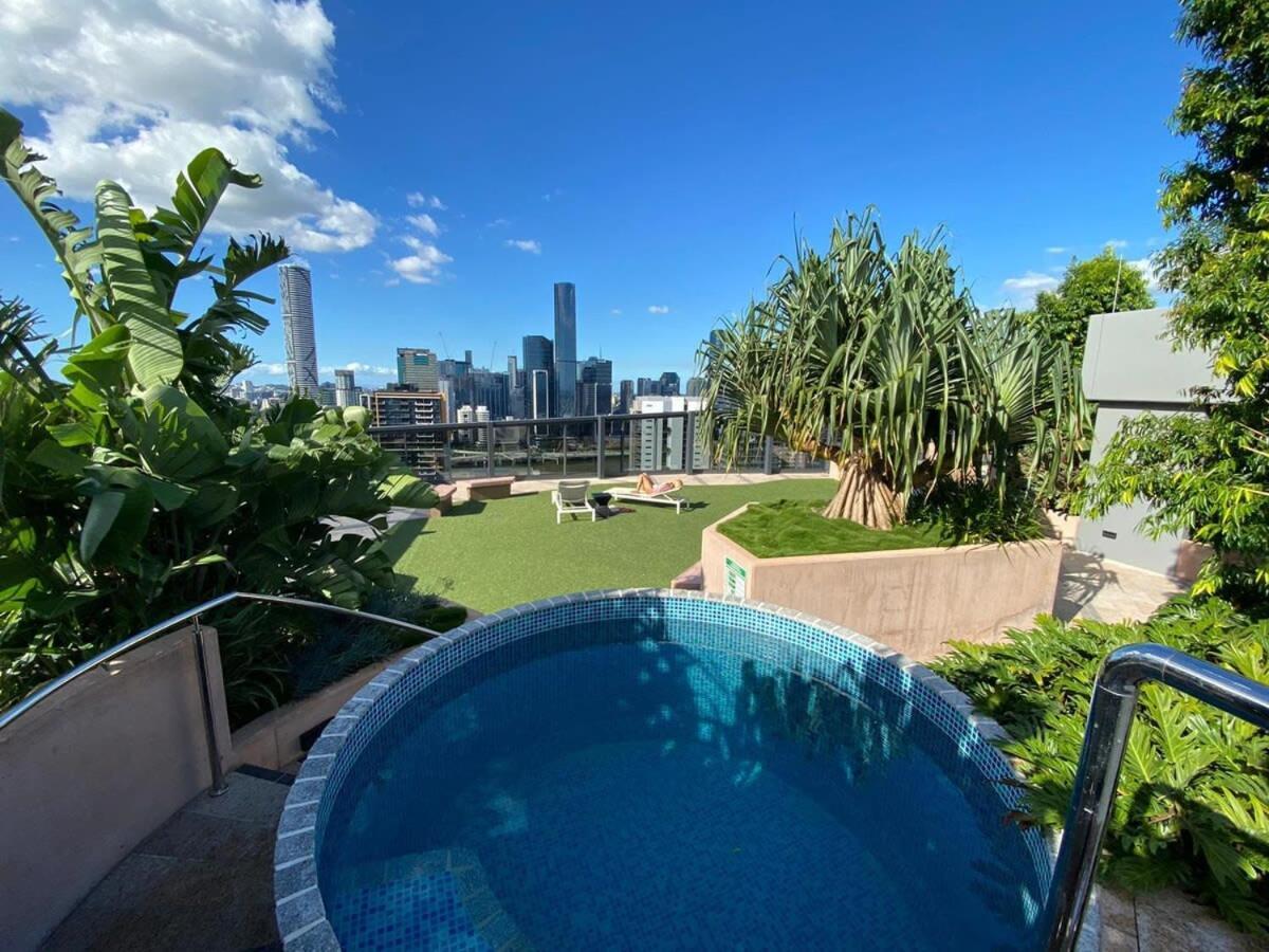 Apartment Living 2br With Pool Gym & Parking Brisbane