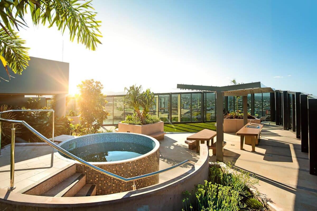 Living 2br With Pool Gym & Parking