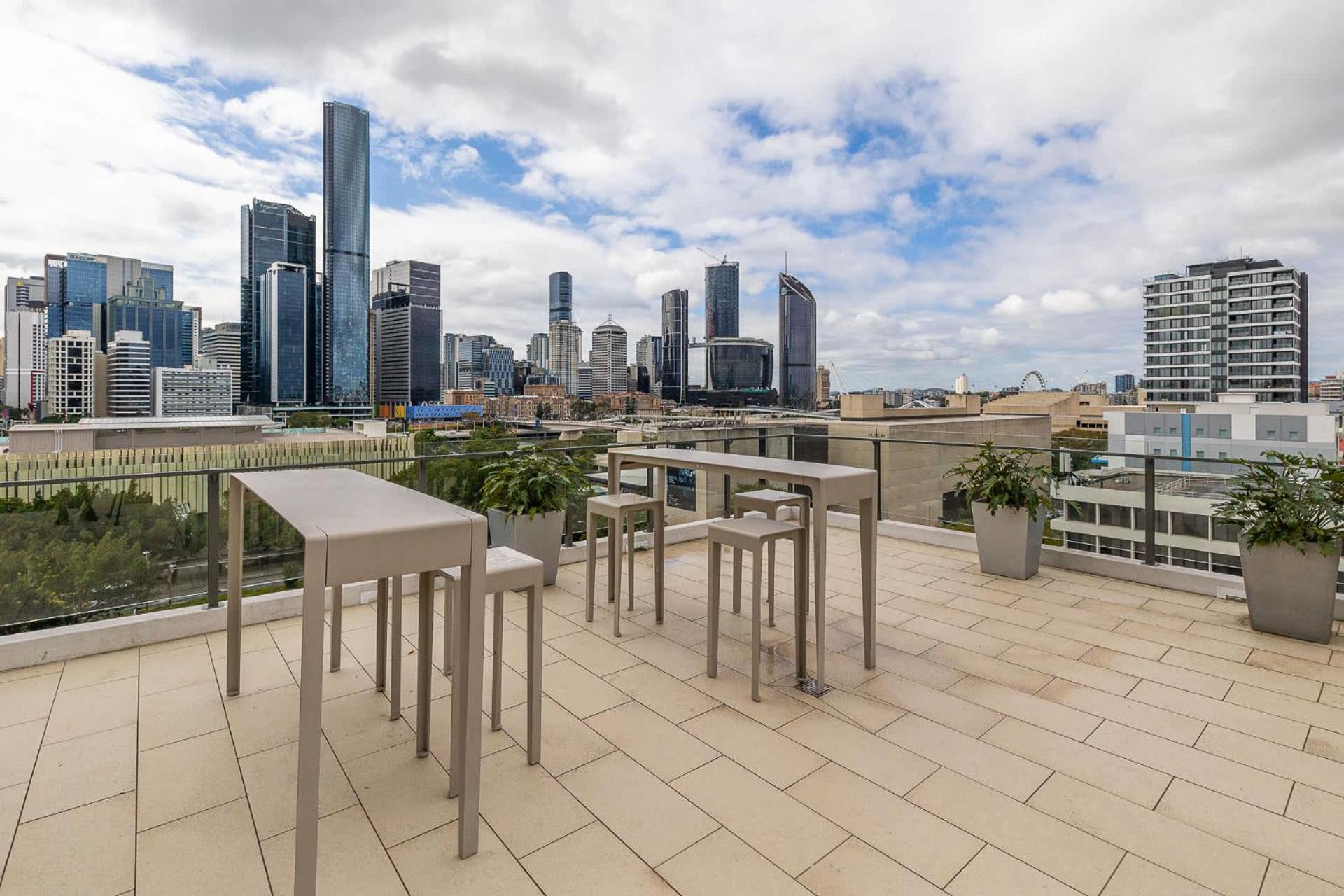 Spacious 2 Bedroom In Apartment *