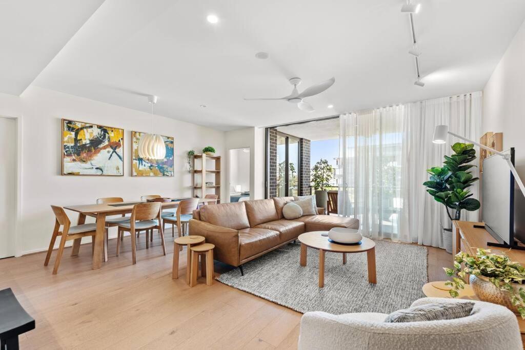 Sophisticated Elegance 2bed 2bath 2car Balcony Apartment