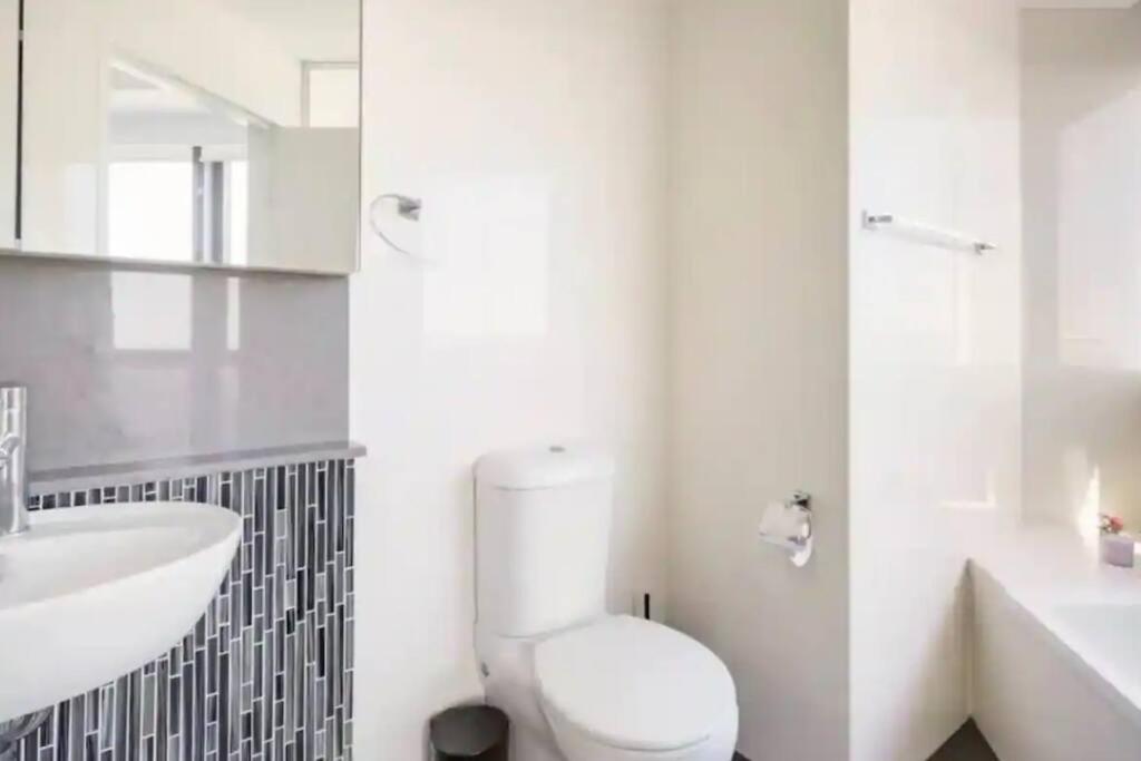 Meriton Soleil Above The Clouds - Central Lv 56 Sky With Story Bridge Views & Free Onsite Carpark *