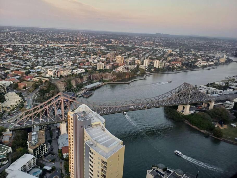 Meriton Soleil Above The Clouds - Central Lv 56 Sky With Story Bridge Views & Free Onsite Carpark Brisbane