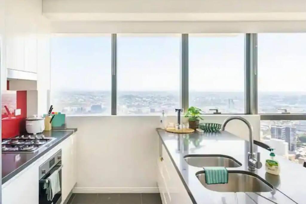 Meriton Soleil Above The Clouds - Central Lv 56 Sky With Story Bridge Views & Free Onsite Carpark Apartment *