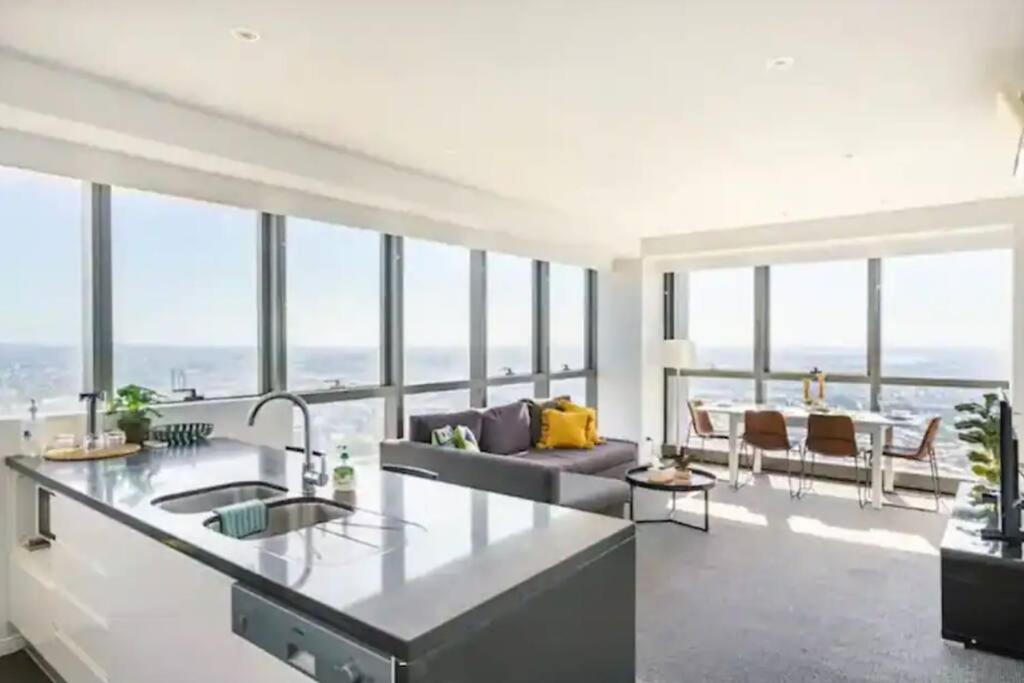 Meriton Soleil Above The Clouds - Central Lv 56 Sky With Story Bridge Views & Free Onsite Carpark