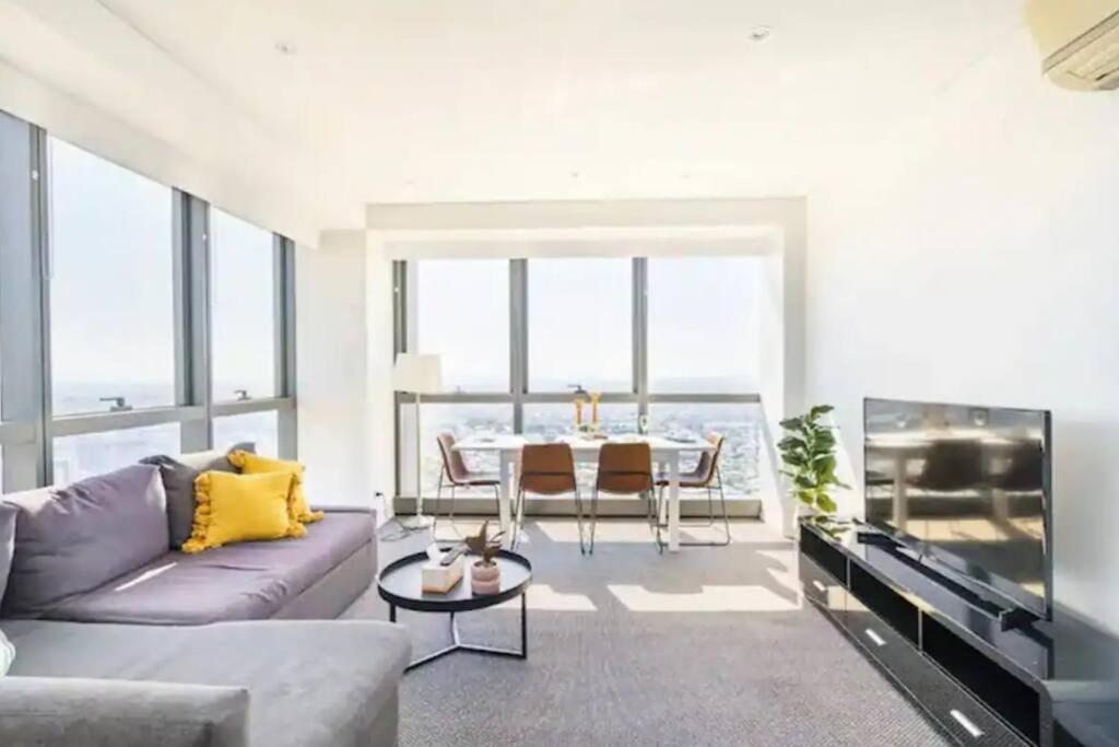 Meriton Soleil Above The Clouds - Central Lv 56 Sky With Story Bridge Views & Free Onsite Carpark Apartment Brisbane