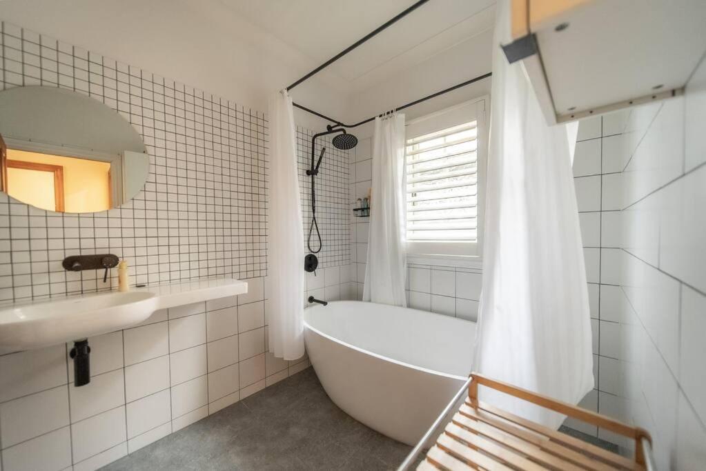 House Of Fairy Wren -charming Queenslander Mins Drive To Cbd And Gabba Stadium! *