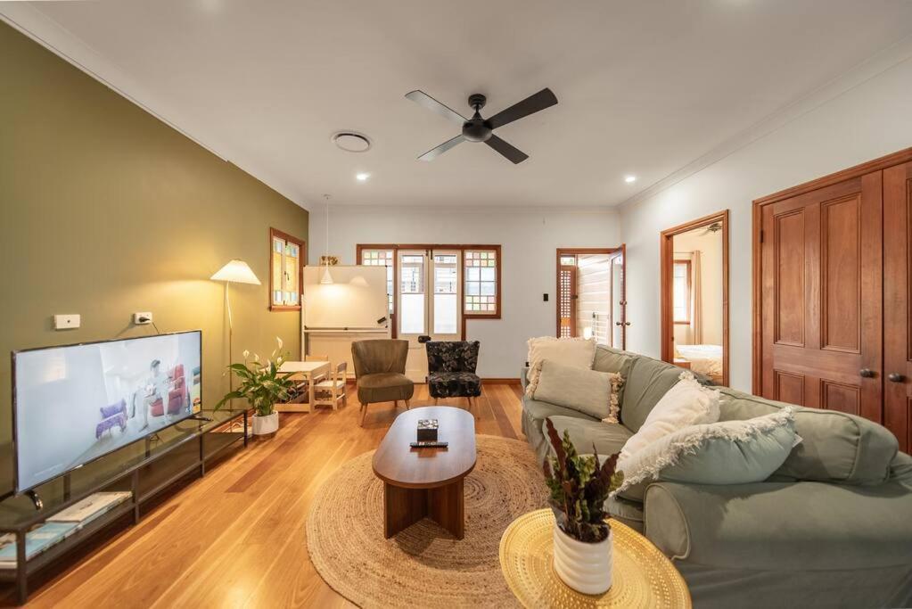 Holiday home House Of Fairy Wren -charming Queenslander Mins Drive To Cbd And Gabba Stadium!