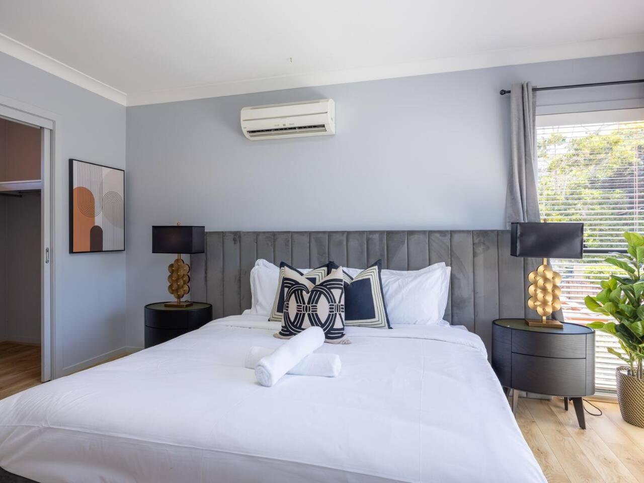 Bauhaus Design 5 Bedrooms At Carindale Holiday home *