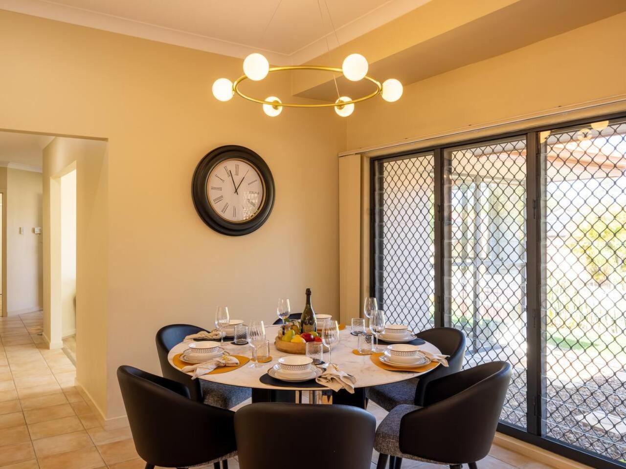 Bauhaus Design 5 Bedrooms At Carindale Holiday home Brisbane