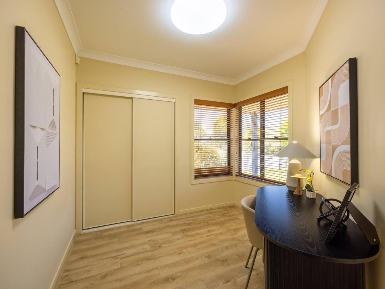 Bauhaus Design 5 Bedrooms At Carindale *