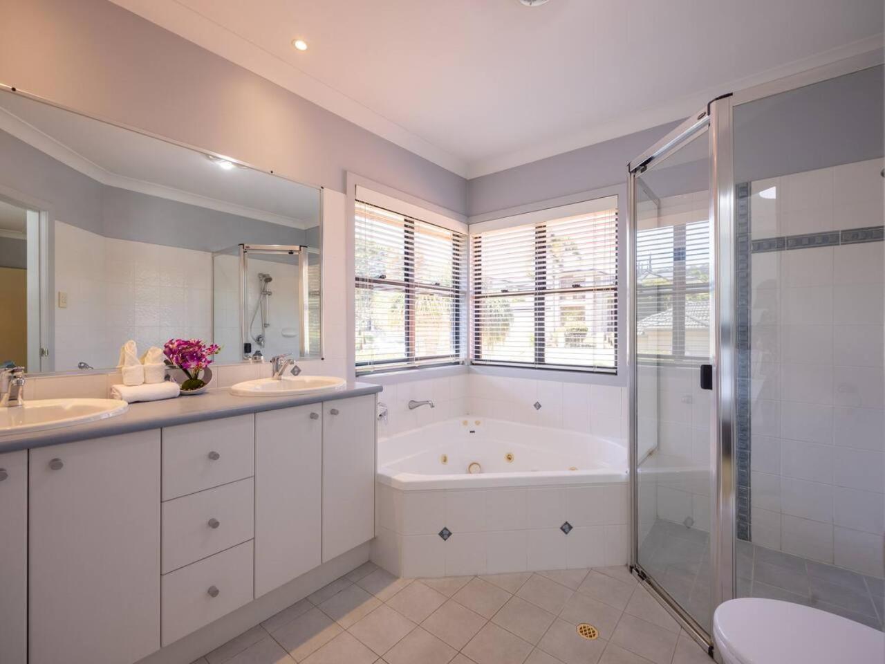 Holiday home Bauhaus Design 5 Bedrooms At Carindale Brisbane