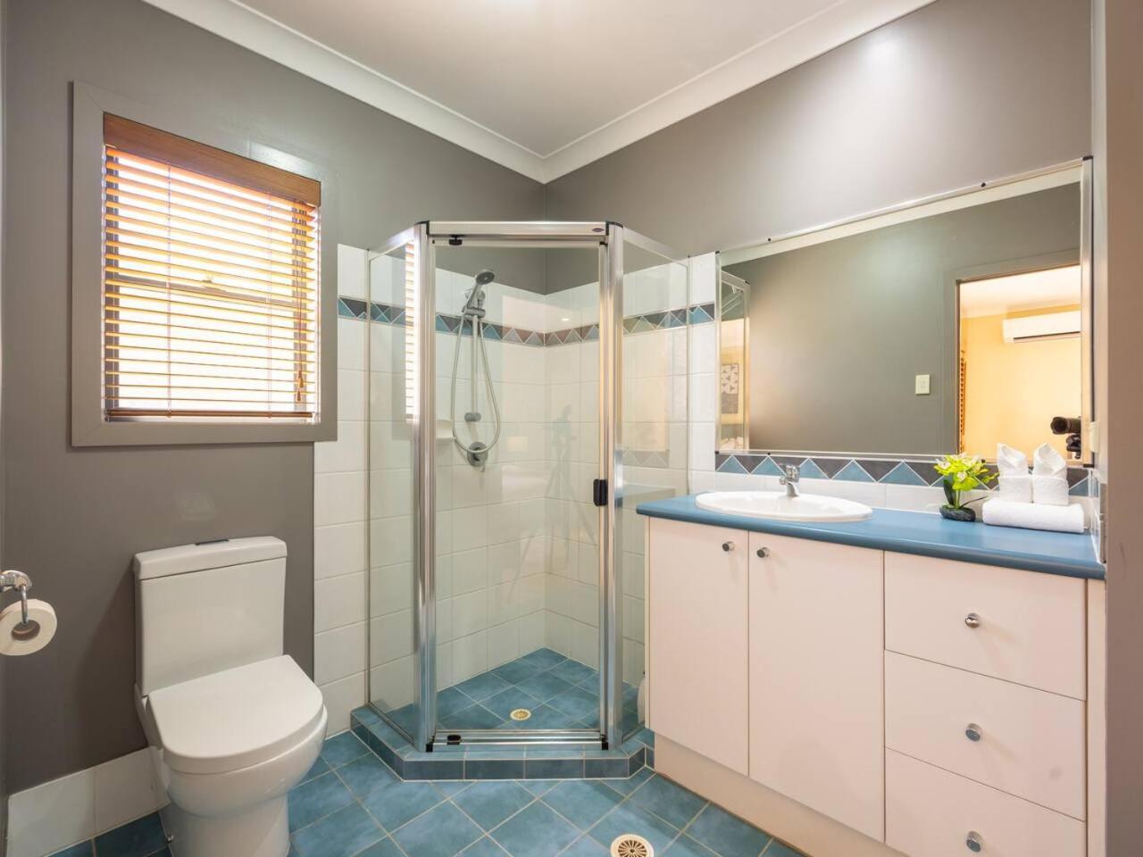 Bauhaus Design 5 Bedrooms At Carindale *