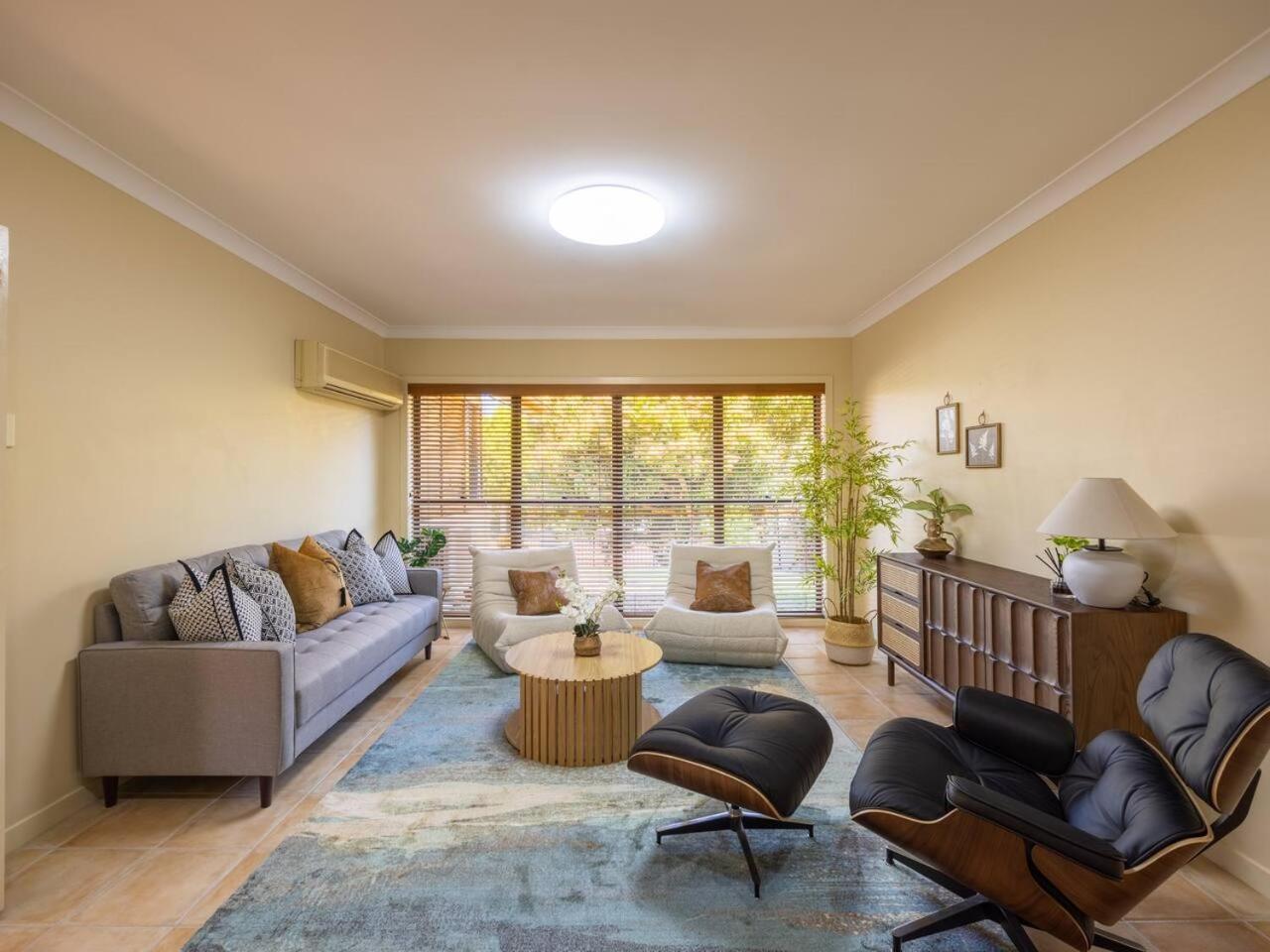 Holiday home Bauhaus Design 5 Bedrooms At Carindale *