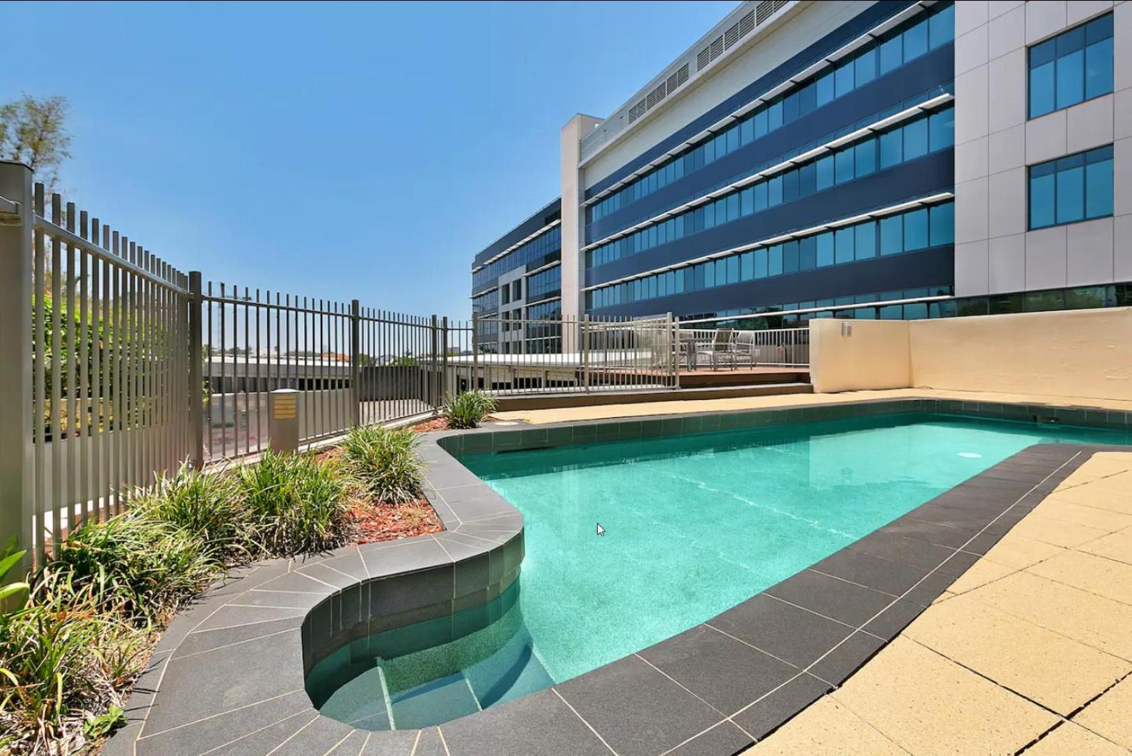 Entire 2 Bedroom Penthouse With Carpark Apartment *
