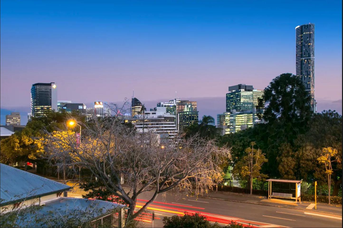 Entire 2 Bedroom Penthouse With Carpark Apartment *