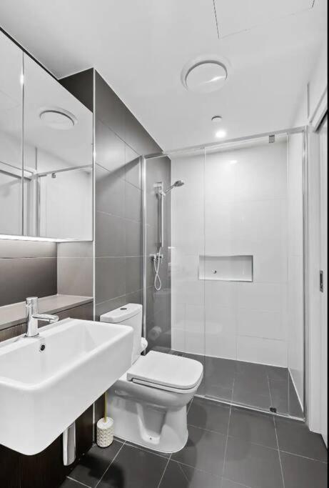 Apartment Elegant Urban Hideaway - Private Luxury Residential Apartment, Walk To South Bank & Free Carpark