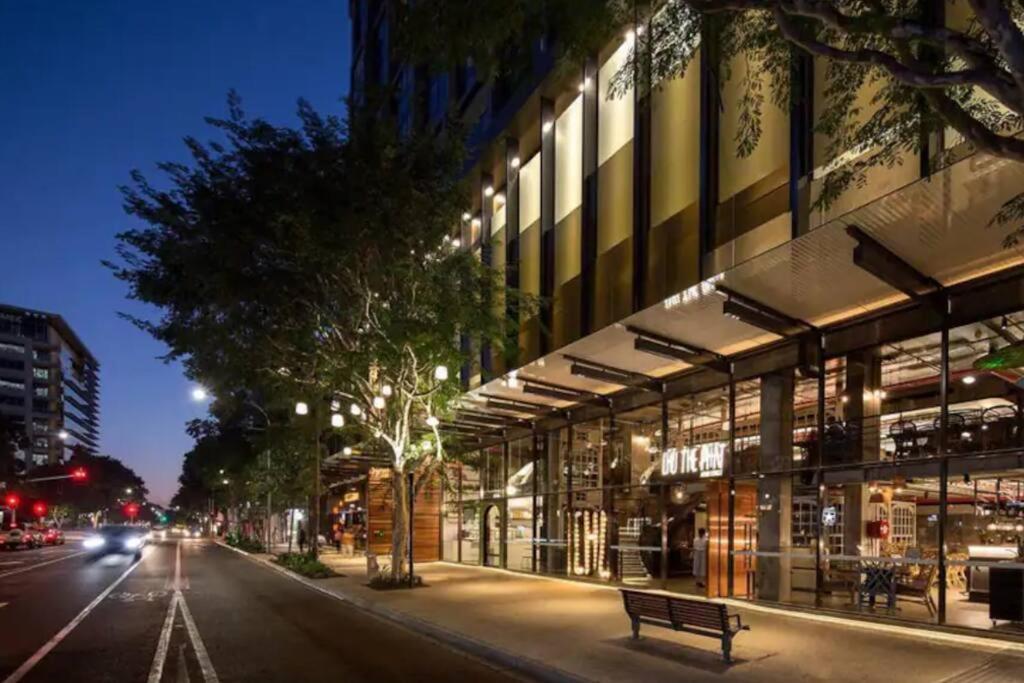 Elegant Urban Hideaway - Private Luxury Residential Apartment, Walk To South Bank & Free Carpark Apartment