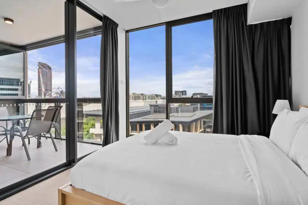 Elegant Urban Hideaway - Private Luxury Residential Apartment, Walk To South Bank & Free Carpark *
