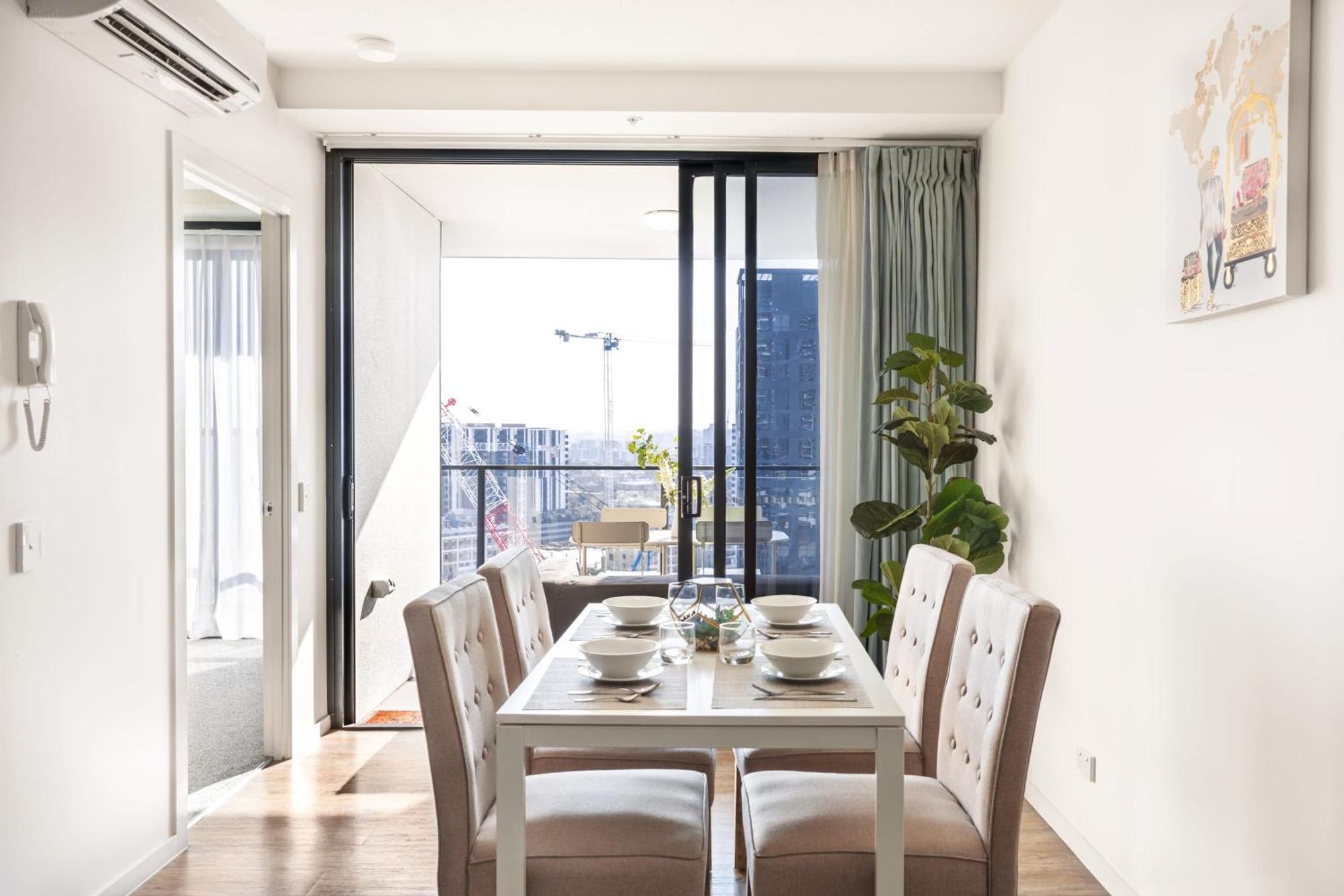 Perfect Location W Roof Pool Gym Apartment *
