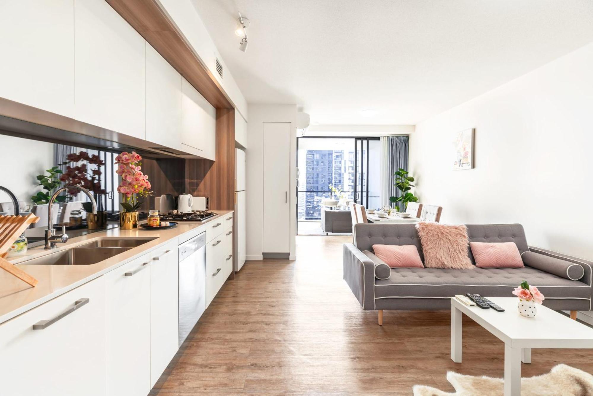 Perfect Location W Roof Pool Gym Apartment *